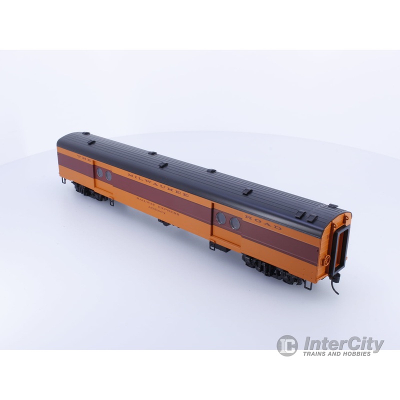 Walthers 932-9202 HO 1955 Twin Cities Hiawatha Milw Express Car W/Cond Wndw Milwaukee Road (MILW)